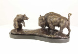 Taur cu ursul-statueta din bronz cu un soclu din marmura YY-12, Animale