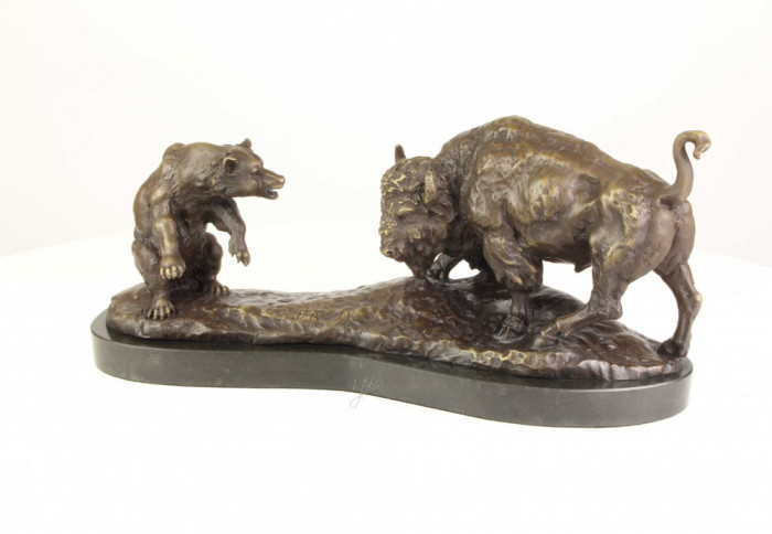 Taur cu ursul-statueta din bronz cu un soclu din marmura YY-12