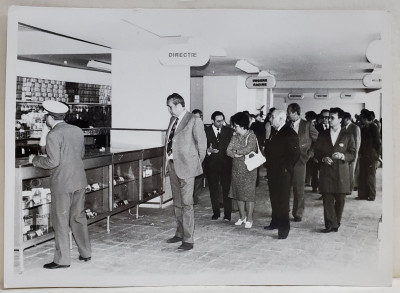 VIZITAREA RAIONULUI DE PIESE AUTO , DESCHIDEREA MAGAZINUL I.D.M.S , SOS. COLENTINA 64 , FOTOGRAFIE , MAI , 1977 foto