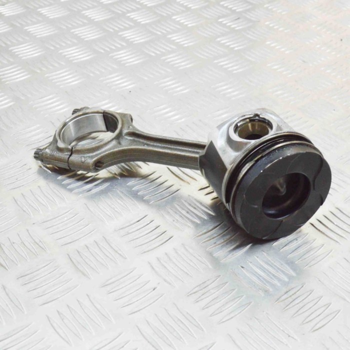 Piston VOLVO V40 Hatchback 2014 OEM: 82L175