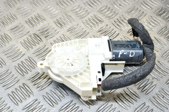 Motor macara geam ușă dreapta față SKODA SUPERB II Estate 3T5 2015 OEM: 8K0959802A 13851041