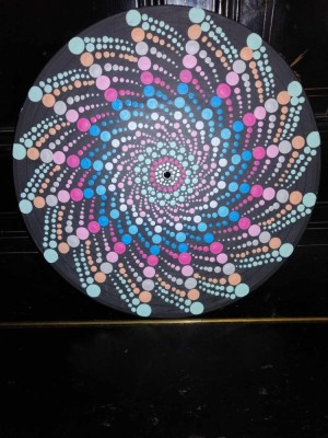 Mandala rotunda pe fundal negru realizat manual acrylic pictura cu puncte decor perete pe disc vinil uzat 12&amp;rdquo; foto