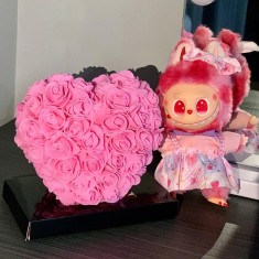 Cadou Labubu si Inima din Trandafiri 15x15cm cu Flori de Spuma, in Cutie Transparenta 15cm - roz