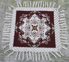 Fata de masa cusatura pe etamina in punct chilim / kilim