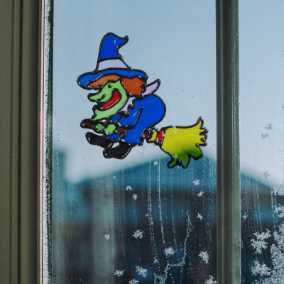 Decorațiuni de Halloween pentru ferestre - vrăjitoare colorată foto