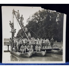 MILITARI FRANCEZI LA PARIS , FACAND EXERCITII PE SENA , FOTOGRAFIE DE GRUP, MONOCROMA , DATATA 1932 , LIPSA UN FRAGMENT IN DREAPTA SUS *