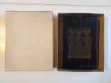 Placă decorativă din ceară cu imagine religioasă reproducere Wachsbild după model din secolele XVI&ndash;XIX, cu trei sfinți &ndash; etichetă germană colecție