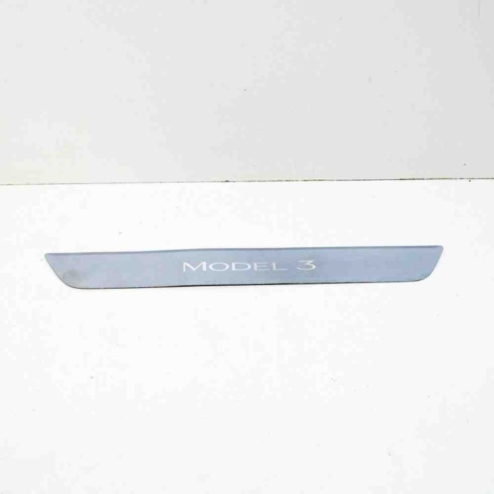 Ornament prag dreapta față TESLA MODEL 3 2018 OEM: 1090844-00-C