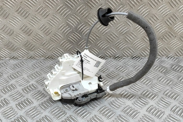 &Icirc;ncuietoare ușă dreapta față AUDI Q5 FY 2020 OEM: 8X2837016B 30304652