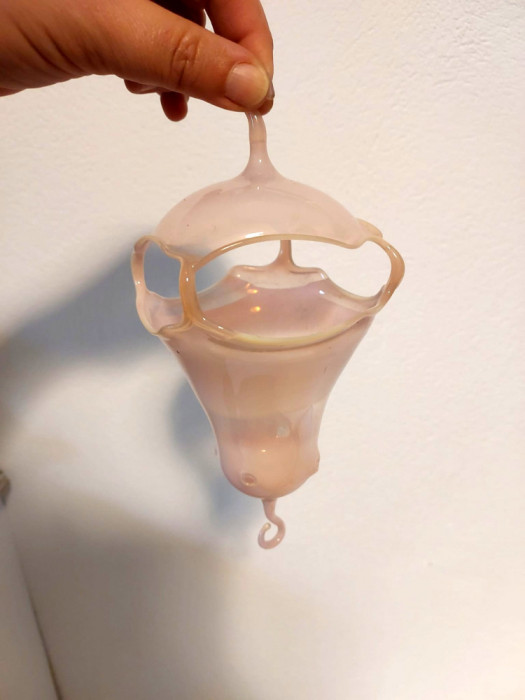 Glob sticla groasa suflata manual, forma deosebita, nuante de roz, 21cm lungime