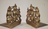 Pereche de suporturi pentru cărți din bronz ,piese de epocă, model&acirc;nd nave cu p&acirc;nze de tip galeon
