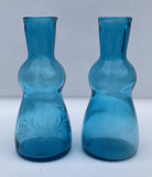 Doua recipiente din sticla albastra, unul gravat cu motive florale