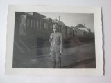 Fotografie originala 97 x 72 mm soldat nazist langa un tren 1939