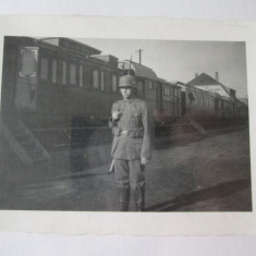 Fotografie originala 97 x 72 mm soldat nazist langa un tren 1939