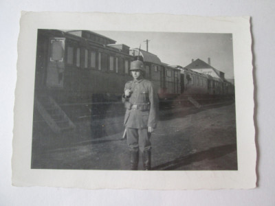 Fotografie originala 97 x 72 mm soldat nazist langa un tren 1939 foto