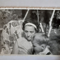 Fotografie 6/9 cm cu mamă și copil în 1966