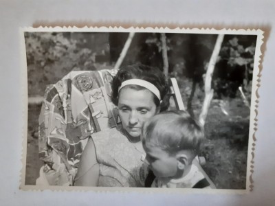 Fotografie 6/9 cm cu mamă și copil &amp;icirc;n 1966 foto