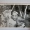 Fotografie 6/9 cm cu mamă și copil &icirc;n 1966