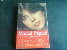 LA PETITE FILLE AUX YEUX SOMBRES - MARCEL PAGNOL (CARTE IN LIMBA FRANCEZA) foto