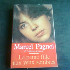 LA PETITE FILLE AUX YEUX SOMBRES - MARCEL PAGNOL (CARTE IN LIMBA FRANCEZA)