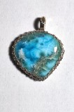 B337. Pandantivul Natural Inimioara de Larimar, fir metalic Argintiu, Bleu, 3cm, RavariuArt