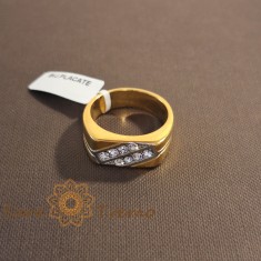 Inel unisex placat cu aur , benzi diagonale cu zirconia - marime 11 (diametru 2.1 cm)