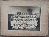 Fotografie de grup de la o Scoala de Fete, Romania interbelica