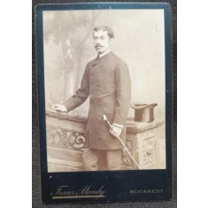 Fotografie pe carton, barbat cu baston si joben, inceput de secol XX