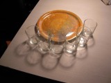 Platou din portelan diam 26cm cu mic defect pe margine si 6 pahare sticla 150ml