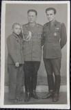 Fotografie tip Carte postala, Locotenent colonel si locotenet din armata regala romana impreuna cu un baiat, perioada celui de-al doilea razboi mondia