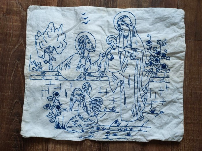 Fata de perna cu cusatura de mana, 2 fete - una cu Sfanta familie (Maica cu Isus si Iosif) ata abastra / copil cu flori - ata verde, 43x36cm