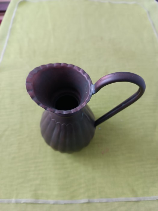 Carafa veche din cupru, model roman