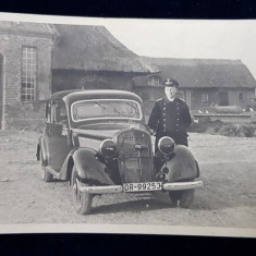 OFITER GERMAN IN UNIFORMA CU SAPCA , LANGA AUTOMOBIL MERCEDES IN CURTEA UNUI CONAC , FOTOGRAFIE TIP CARTE POSTALA , MONOCROMA, NECIRCULATA , PERIOADA