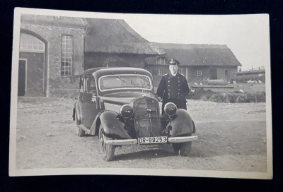 OFITER GERMAN IN UNIFORMA CU SAPCA , LANGA AUTOMOBIL MERCEDES IN CURTEA UNUI CONAC , FOTOGRAFIE TIP CARTE POSTALA , MONOCROMA, NECIRCULATA , PERIOADA foto