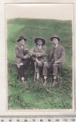 bnk foto Grup de barbati in natura - Puesti Vrancea ? 1926 - colorizata foto