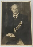 DOMNUL G. MACARESCU , IN TINUTA DE GALA CU CINCI DECORATII LA REVER , FOTO. GUGGENBERGER MAIROVICH , BUC. , SEMNATA OLOGRAF SI DATATA 1939