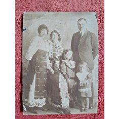 Fotografie, 2 femei in port popular impreuna cu 2 copii si un barbat, inceput de secol XX
