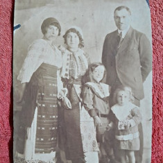 Fotografie, 2 femei in port popular impreuna cu 2 copii si un barbat, inceput de secol XX
