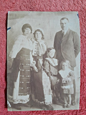 Fotografie, 2 femei in port popular impreuna cu 2 copii si un barbat, inceput de secol XX foto