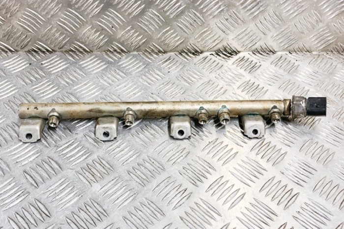 Rampa de combustibil st&acirc;nga BMW 5 F10 2011 OEM: 7537319,55PP11-01,7547600 | 11217029