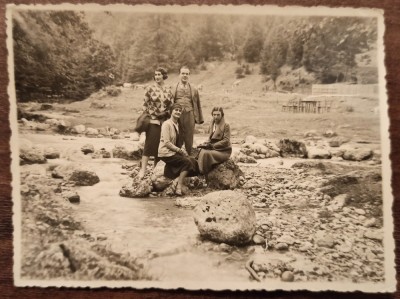 Fotografie de grup, la munte, Romania interbelica foto