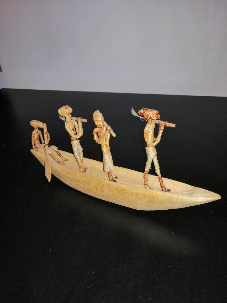 Arta africa barca lemn sculptata cu 4 figurine din lemn sarma si paius |  Okazii.ro