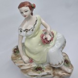 Bibelou portelan romanesc vechi, vintage - Fata cu cosulet flori