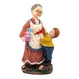 Cumpara ieftin Statueta decorativa, Bunica cu nepotul si cadouri, 21 cm, 1808H