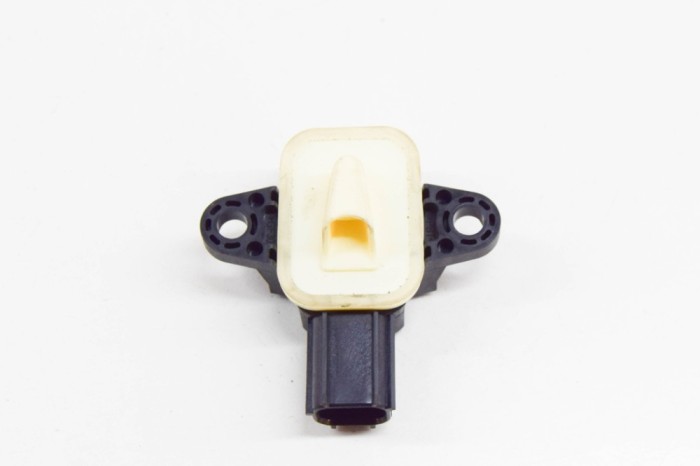 Senzor de impact st&acirc;nga față VOLVO XC60 2014 OEM: 7012533,30798030,140716504 12069829