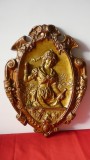 BASORELIEF DIN METAL REGINA VINULUI
