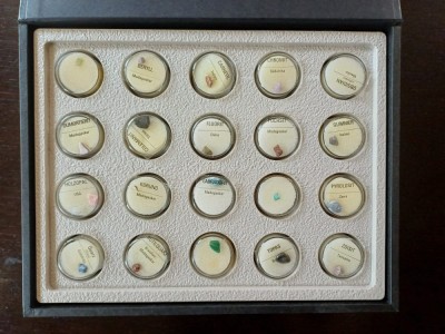 NI64 Colecție de pietre și minerale Sch&amp;auml;tze der erde foto