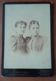 Fotografie pe carton, doua femei, inceput de secol XX