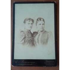 Fotografie pe carton, doua femei, inceput de secol XX