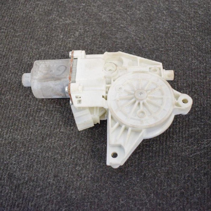 Motor macara geam ușă dreapta față MERCEDES-BENZ GLA X156 2015 OEM: A24690652000130822691 3675114
